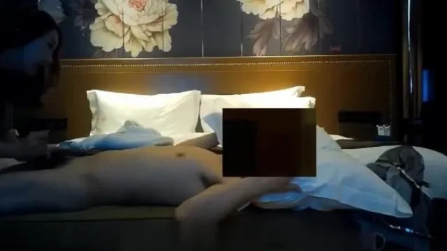 Um encontro caro com uma garota periférica gordinha e de seios grandes em um hotel classificado com estrelas