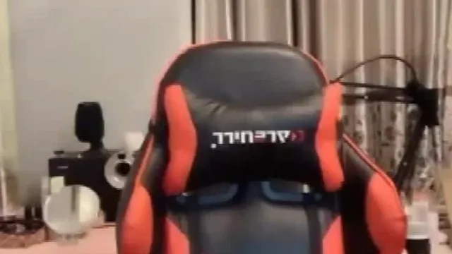 La jeune femme salope se masturbe avec un vibromasseur sur la chaise pendant que le vibromasseur lui fait vibrer la chatte en gémissant et en haletant