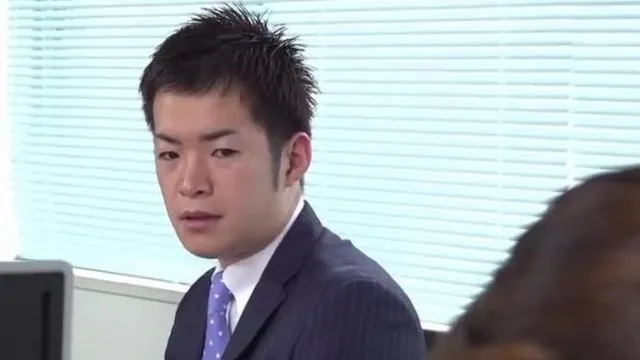 我，一個新婚夫婦，出差，意外地和我的女老闆同住一間房間，我從早到晚都成了性奴。