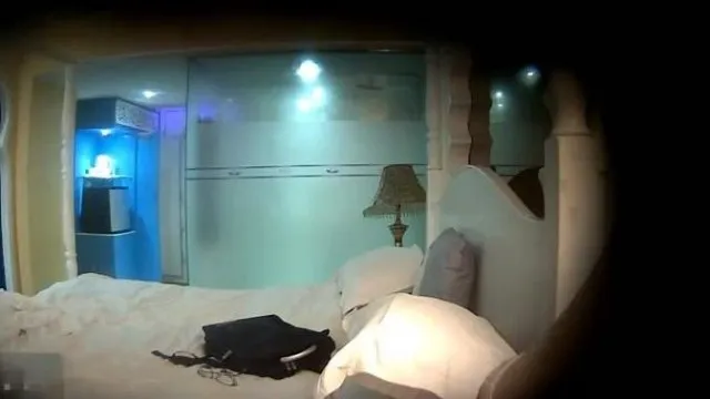 和新女友宾馆开房等她洗完澡就迫不及待把她按倒在床上草