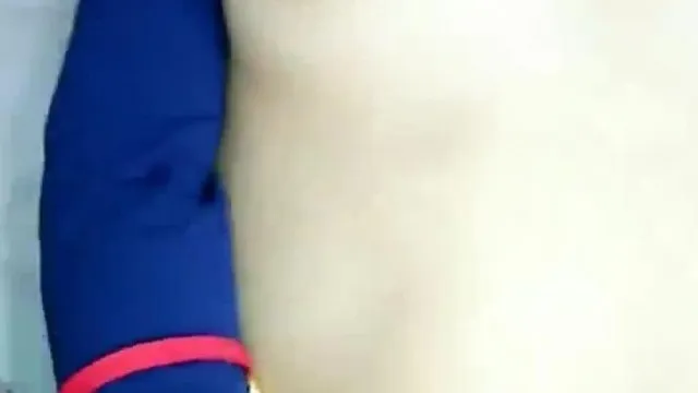 La bella presentadora uniformada tiene sexo con su amiga fan. El protagonista masculino es un poco feroz y puede correrse dentro de la mitad de la chica.