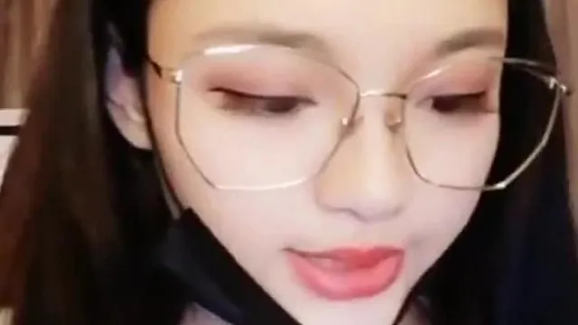 苗条淫荡骚气眼镜女主播性感网袜第二部带着义乳震动棒抽插