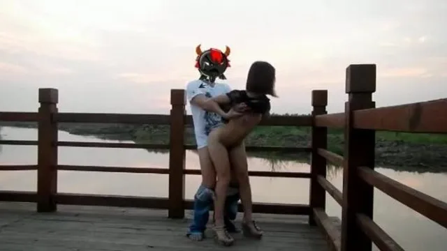 强烈推荐，极品美艳少妇人间精灵旅游度假外拍露出野战，景