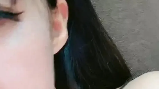 骚气老牌主播瞳孔自慰扣逼秀跳蛋塞逼逼足交按摩器扣逼近距