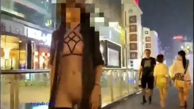 La principal celebridad de Internet de Tumblr, 175, la joven modelo HEELS de nueve cabezas y piernas largas cambió su nombre a Call Me