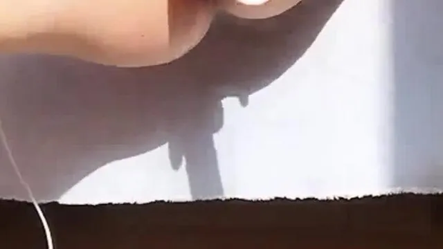 A safada âncora da transmissão ao vivo no celular é louca por usar adereços para se masturbar e pode até agarrar os adereços com os pés, o que é bastante familiar.