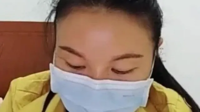 湘妹子少妇主播晚上勾引个没啥性经验的眼镜大学生小哥去他