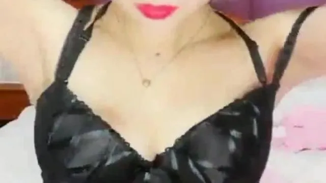 颜值不错身材苗条美女主播性感情趣装黑色丝袜诱惑床上黄瓜