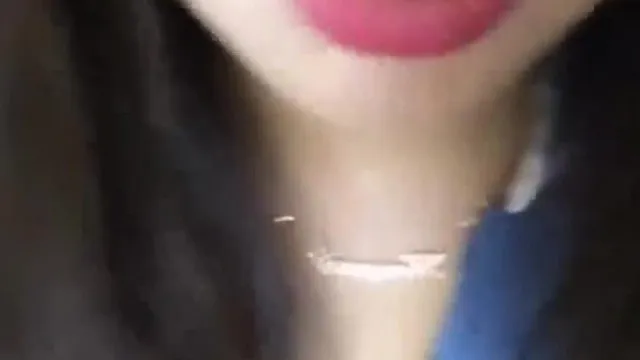 A elegante e linda âncora de óculos estava nua e conversando sobre sexo com seus amigos lobos. Sua buceta está sofrendo de uma inflamação.
