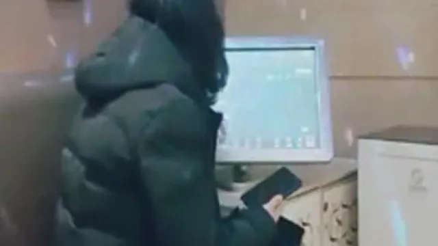 El chico guapo con gafas se conectó con una chica y fue al KTV a cantar karaoke y llamó a dos hermanos para que se sentaran en el sofá.