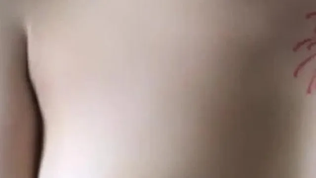 Une belle ancre avec une belle apparence et une belle silhouette montre son jeune mannequin sexy