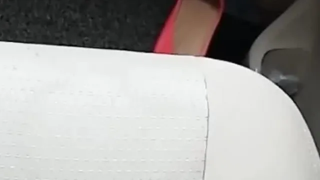 12-白嫩豪乳少妇女主播勾搭中巴司机户外停车坪玩车震不