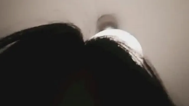 Linda âncora de cabelos curtos faz show ao vivo, corpo esguio, fungo rosa, se masturba e esfrega a vagina