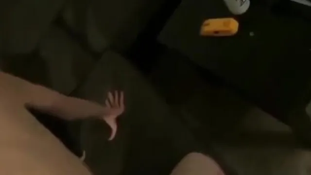 女友好騷沙發上爬 扭來扭去像隻欠幹母狗