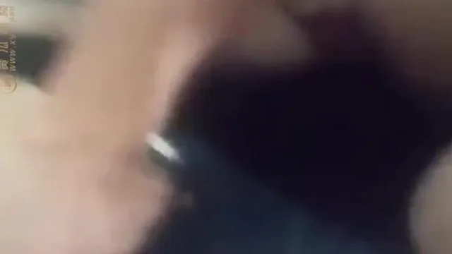 女友雙腿抬高，深入抽插