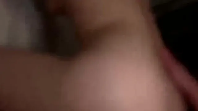 一手扶臀一手拿手机操拍后入饥渴二胎肥臀少妇