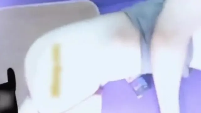 A bela celebridade da Internet e deusa do temperamento tira uma selfie sexy por trás de seu rosto inocente, ela esconde seu coração lascivo e fode sua terna irmã mais nova com a mão.