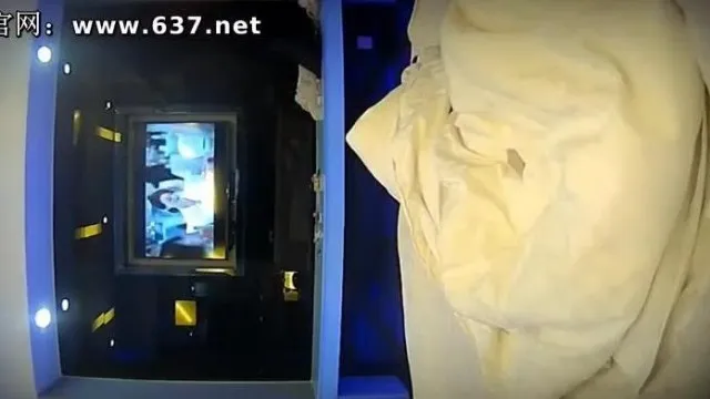 Filmé en secret un jeune homme jouant avec sa jolie petite amie pendant trois heures