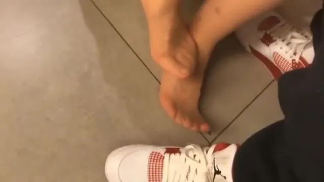 Sexo oral secreto y selfie sexual filtrados en una tienda mientras compraba zapatos