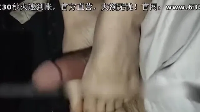 網路上認識的小妹妹用她的腳幫我尻