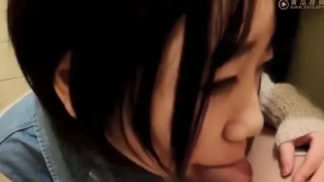 衰脸妹子等榨汁 舌头伸得长长的舔精