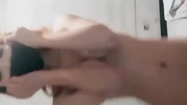 漂亮的女友直播摆弄风骚舞姿