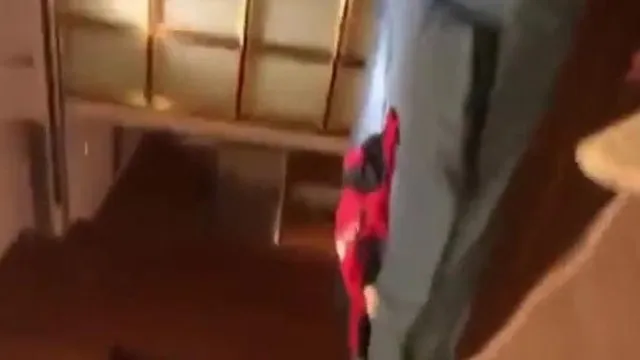 La fille qui a commandé une livraison de thé s'est assise sur son siège et l'homme a eu l'impression de jouir instantanément.