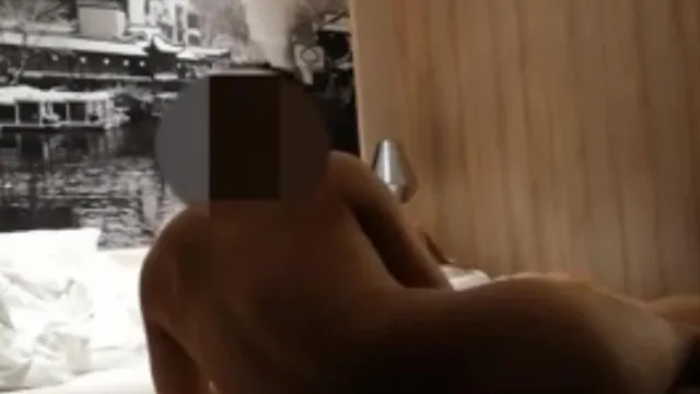 La chambre spéciale de M. 16 sort avec un jeune mannequin avec une belle apparence, de gros seins et du tempérament