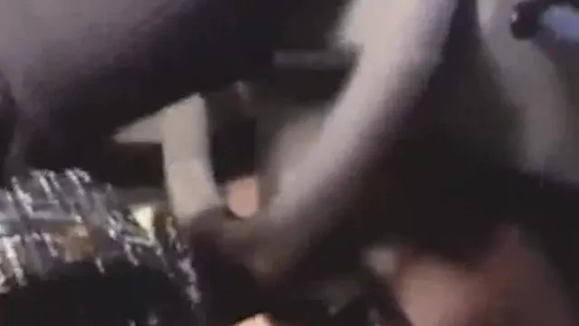 白富美开着奔驰约帅哥野外车震