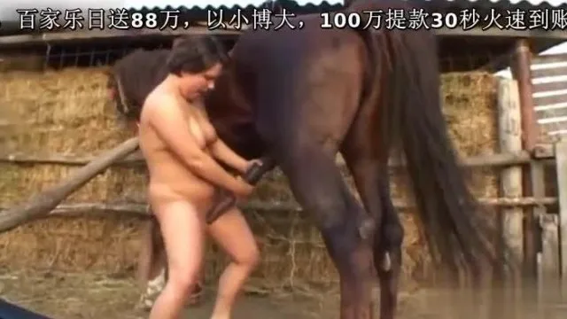 丰满的妻子不能得到足够多的这种巨大的马阴茎