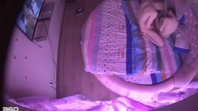宾馆偷拍啪啪男的好像硬不了