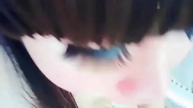 Garota sacanagem fez xixi e fez xixi na bacia toda