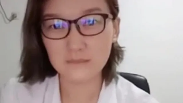 十个眼镜九个骚职业装斯文眼镜女白领兼职女主播网约纹身古惑仔炮友家里啪啪