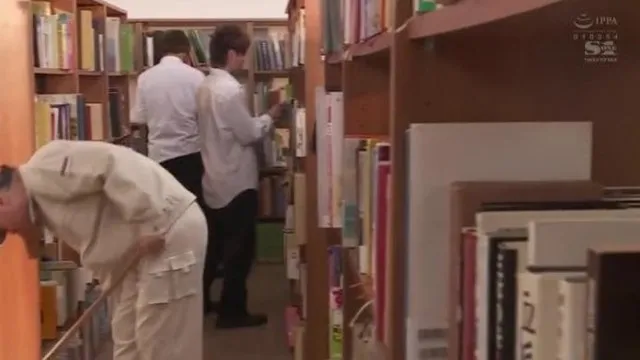 SSNI-147-CN No me atrevo a decir nada en la biblioteca y me siento tan bien por ser follada por un loco Tsujimoto Anzu