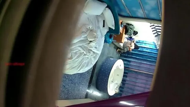精品酒店新台浴缸房高大壮小伙和丝袜女友开房未能满足还要用工具自慰才能高潮