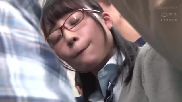 Fille agressée qui s'est endormie en pleurant. Une fille à lunettes qui a refusé et a fini par jouir.