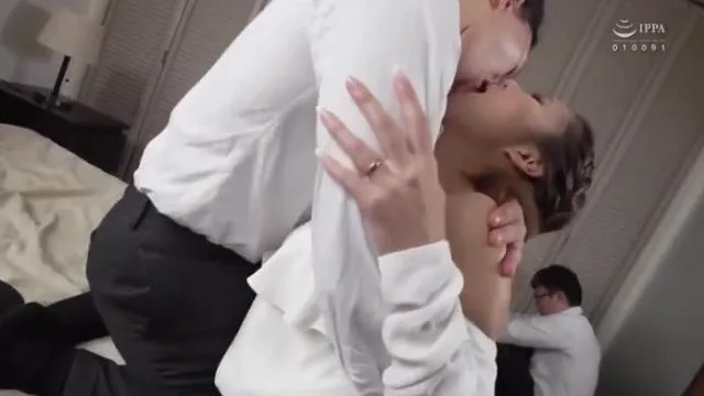 Tsubasa Haneda, uma esposa dedicada com uma bunda linda que não tem escolha a não ser brincar com o pau de outra pessoa a pedido de seu marido indigno.
