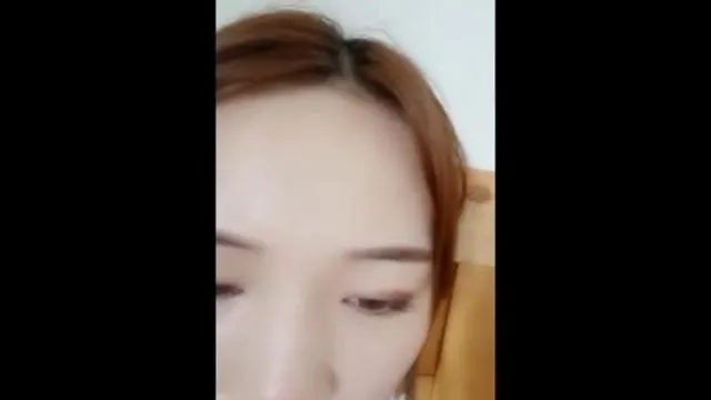 饅頭B妹子手指扣逼不夠爽再用黃瓜插高潮噴水大秀