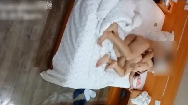 Dio la cara y tuvo una aventura con la coqueta y temperamental esposa de su amigo, de 37 años, en una habitación y tuvo relaciones sexuales varias veces. El deseo era demasiado fuerte. Versión completa 720P.