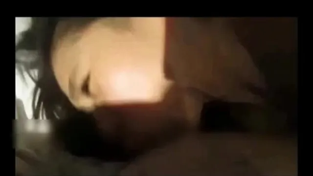 老婆草B不过瘾 找一男闺蜜玩3P 又是舔又是用手插 这下过瘾了