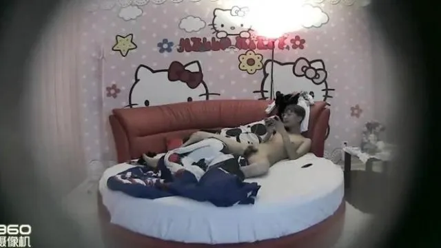 哈喽KT情趣套房TP眼镜仔的女友貌似很饥渴还没有脱好就把他按到鸡巴吃得很有味