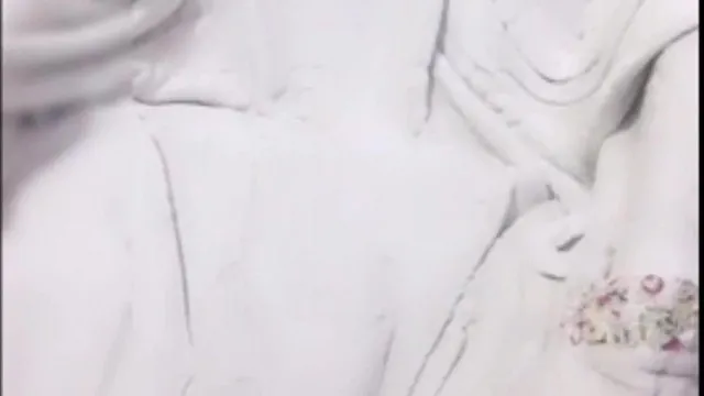 A boa comida fazia os porcos comerem a deusa beleza que parecia um bebê e o gordo com barriga de galinha e um gordo transarem um com o outro, o que fazia os dentes do amigo lobo coçarem.