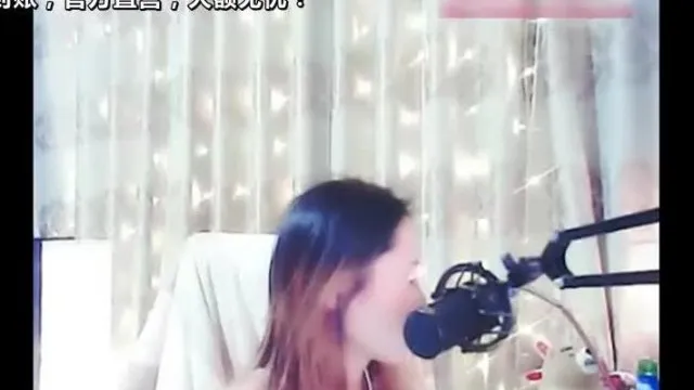 La presentadora de belleza china Effie se masturba hasta el clímax con un video de squirting usando sus dedos en su coño.