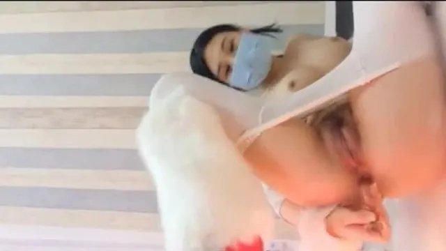 A putinha de salto alto e meia arrastão brinca com sua boceta. Ela se transforma em um demônio raposa de seda branca e brinca com sua boceta sexy.
