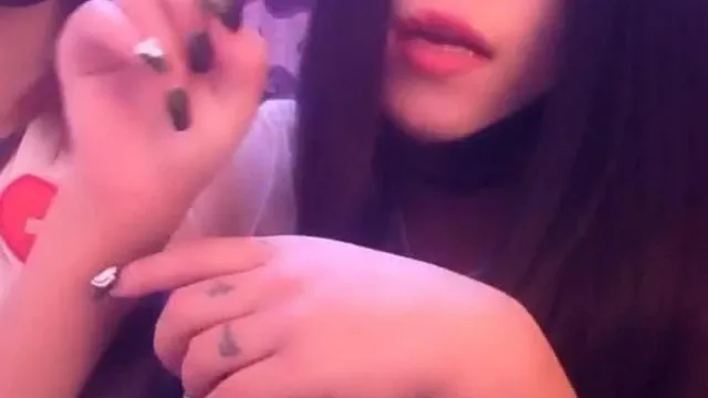 风骚三姐妹与网友激情互动 轮流展示逼逼 太刺激了 对白淫荡