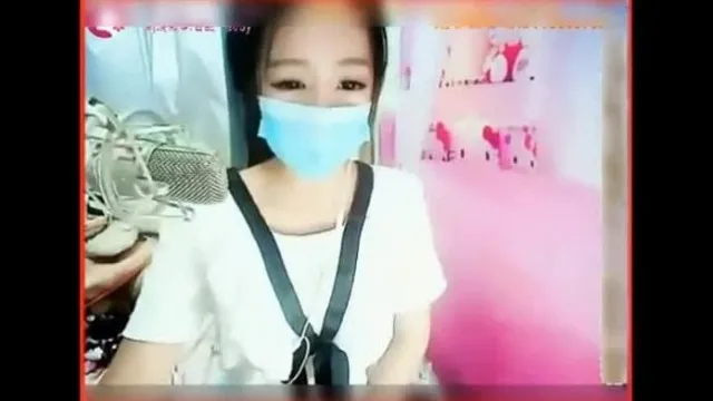 Милая и красивая ведущая Douyu Сяо Ай показала свое лицо и нанесла масло на свой BB, чтобы мастурбировать в прямом эфире. Вы можете отчетливо услышать диалог между фанатами волков.
