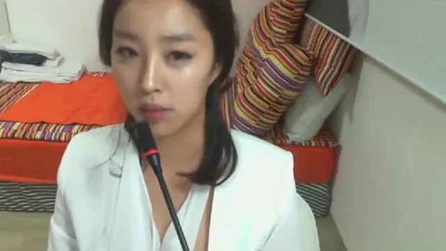端庄美女豪放登场咪咪大乳沟深