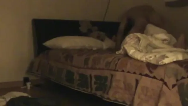 Un professeur d'université est resté dans une chambre d'hôtel avec une étudiante pendant 25 minutes. La beauté était faible et désossée.