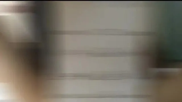 Hermano con gran polla tiene sexo con dos chicas uniformadas en el hotel, una de ellas tiene manchas de sangre en la parte inferior del cuerpo 720P HD