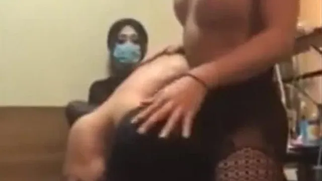 两个人妖轮流上阵调教直男